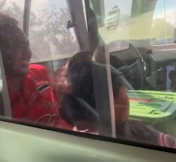 義工恍然剛才狗狗熟睡得太沉,以致被誤會死去,隨即大笑起來。(IG)