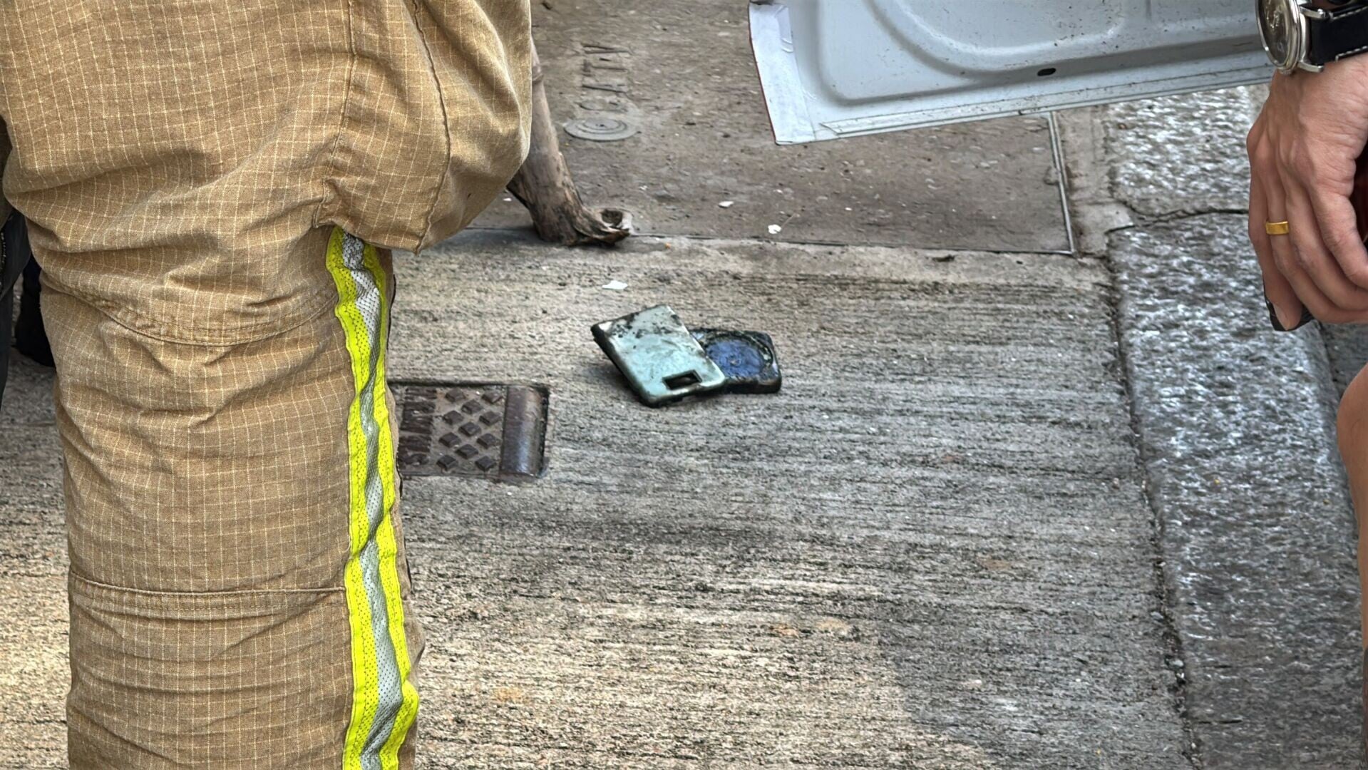 長沙灣元州街一輛有線新聞採訪車,車內有外置充電器起火。攝影師長褲燒爛,臀部及左手燒致脫皮,腳部告受傷,座椅焚毀。