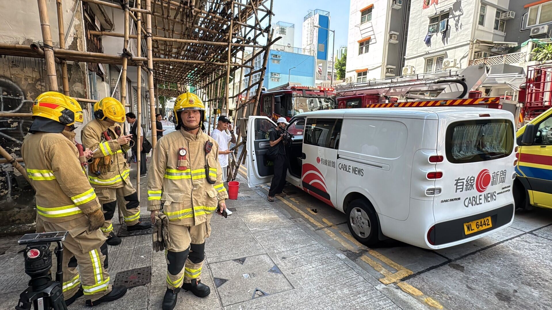 長沙灣元州街一輛有線新聞採訪車,車內有外置充電器起火。攝影師長褲燒爛,臀部及左手燒致脫皮,腳部告受傷,座椅焚毀。