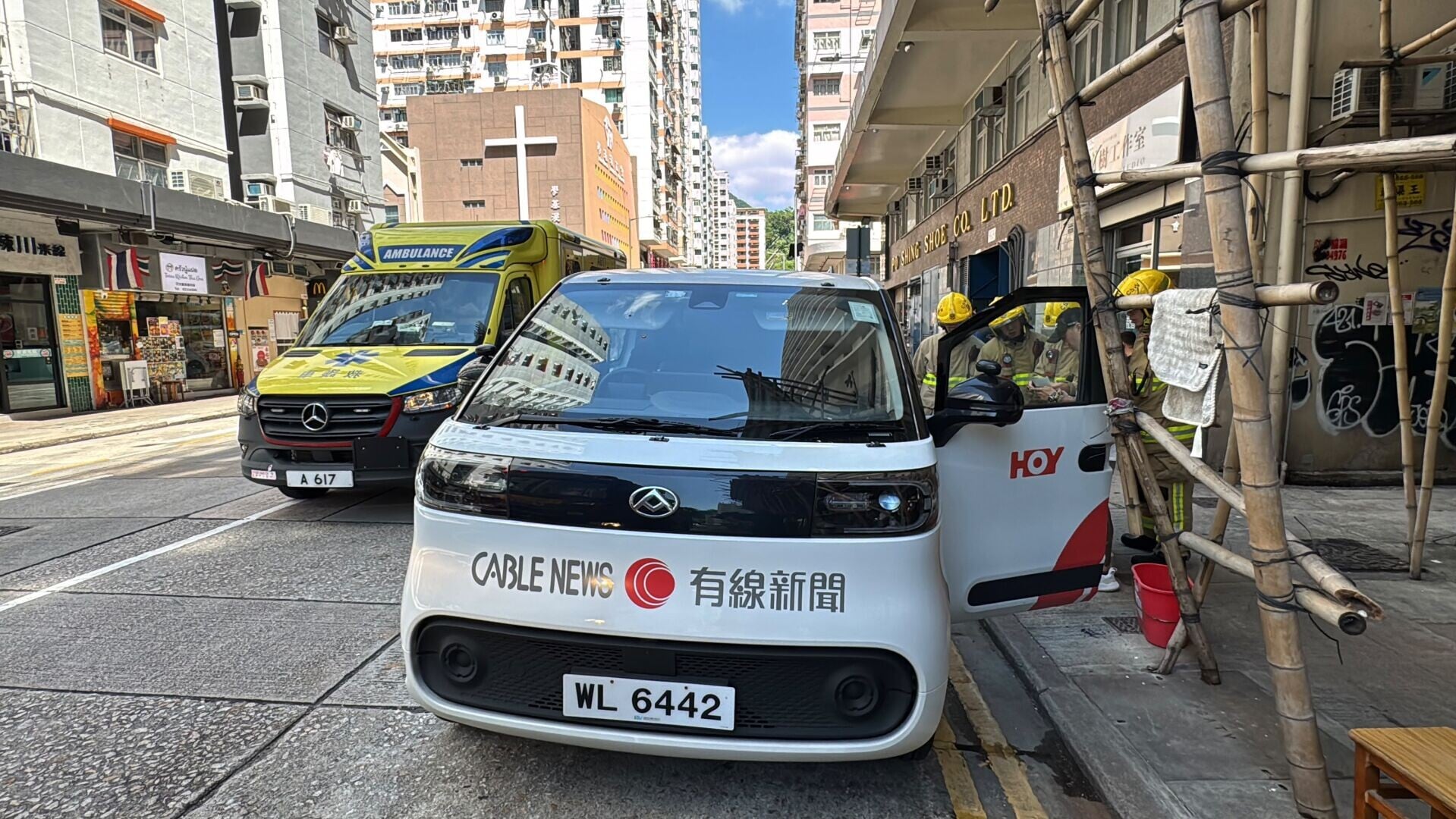 長沙灣元州街一輛有線新聞採訪車,車內有外置充電器起火。攝影師長褲燒爛,臀部及左手燒致脫皮,腳部告受傷,座椅焚毀。