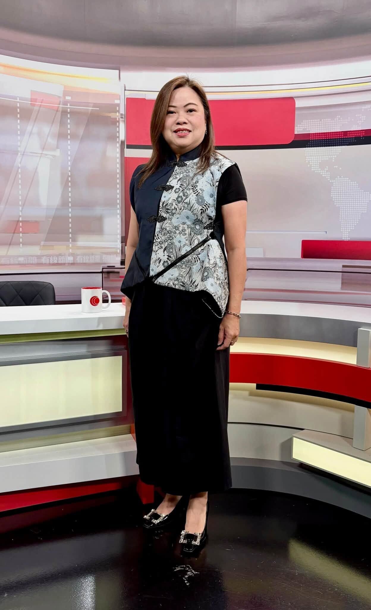 羅淑佩「代言」Wear's HK時裝,稱自己近期積極支持本地年輕時裝設計師,多次身穿他們設計的品牌服飾出席各項活動及接受電視訪問。(羅淑佩FB)