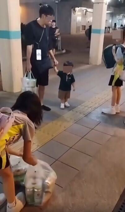 男子上前搶去女童一袋啤酒,責罵一句「廢人」後匆匆離開。(FB/富泰邨 Fu Tai Estate)