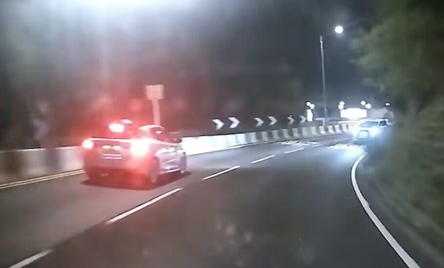 清水灣道七人車逆線險撞兩車,41歲內地司機被帶返警署助查。(車CAM特警YouTube)