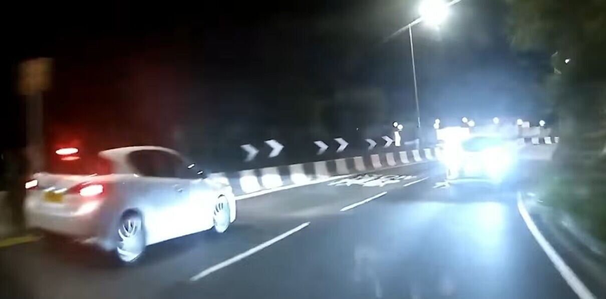 清水灣道七人車逆線險撞兩車,41歲內地司機被帶返警署助查。(車CAM特警YouTube)