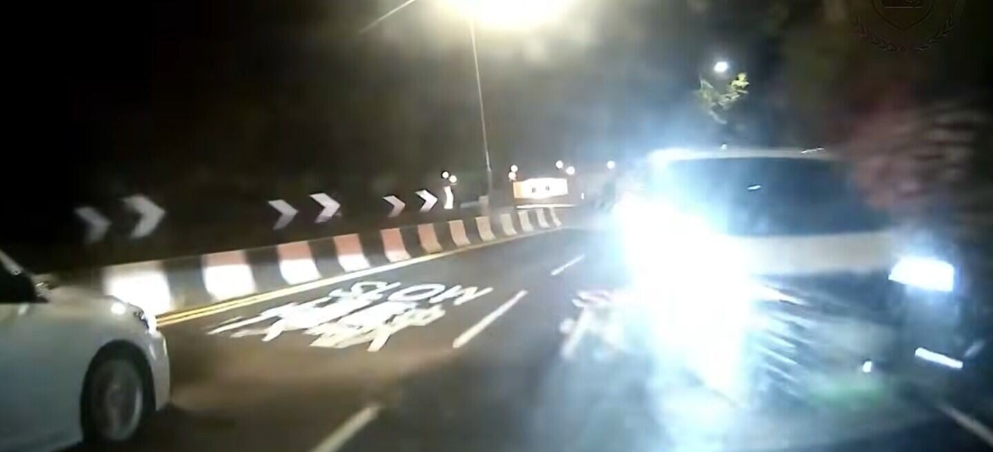 清水灣道七人車逆線險撞兩車,41歲內地司機被帶返警署助查。(車CAM特警YouTube)