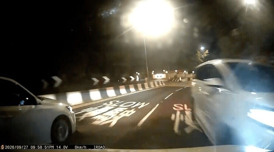 清水灣道七人車逆線險撞兩車,41歲內地司機被帶返警署助查。(車CAM特警YouTube)
