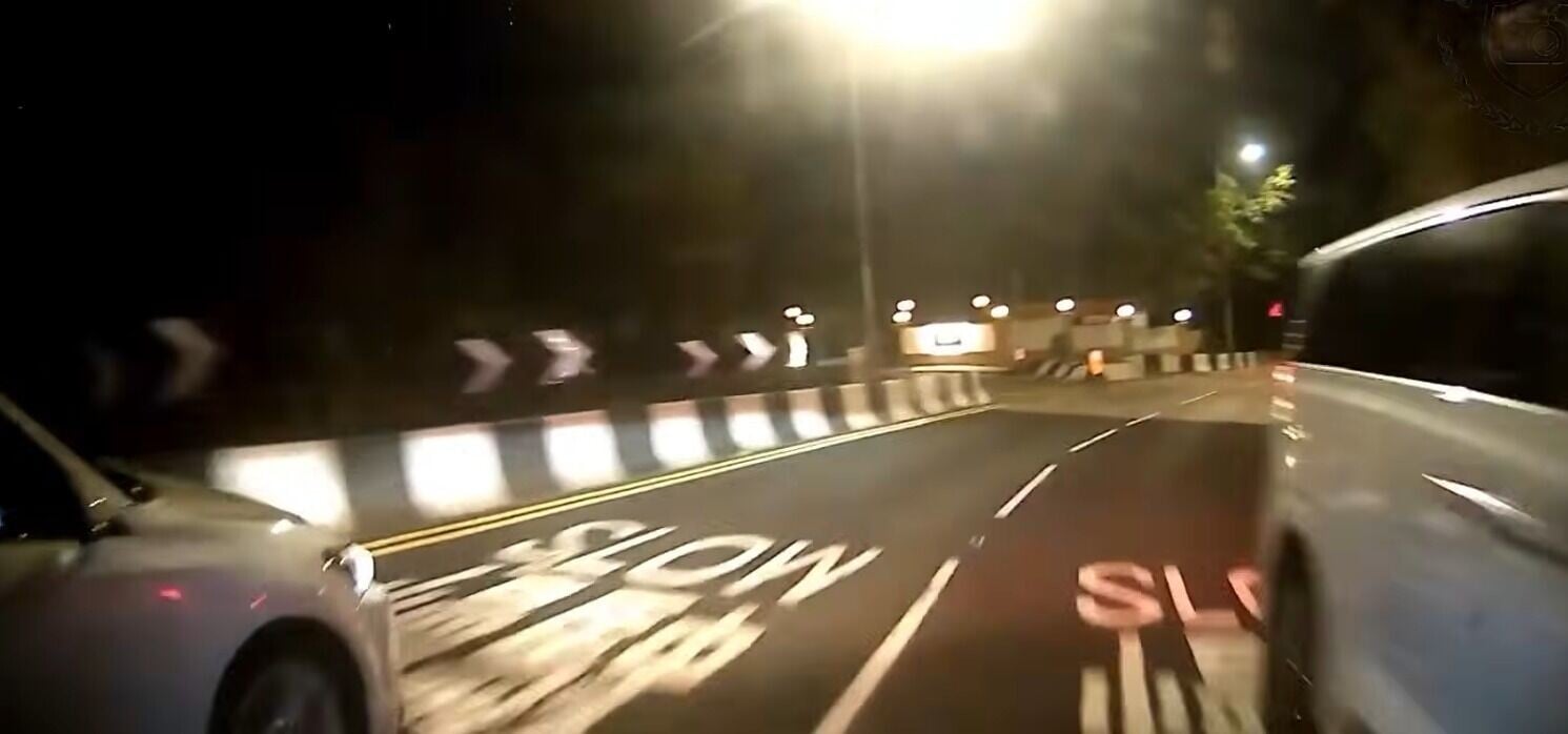 清水灣道七人車逆線險撞兩車,41歲內地司機被帶返警署助查。(車CAM特警YouTube)