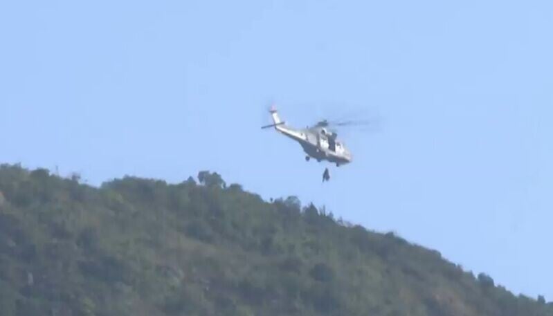 獅子山17歲理大女交流生登山看日出發冷嘔吐，由直升機救起送院。(有線新聞截圖)
