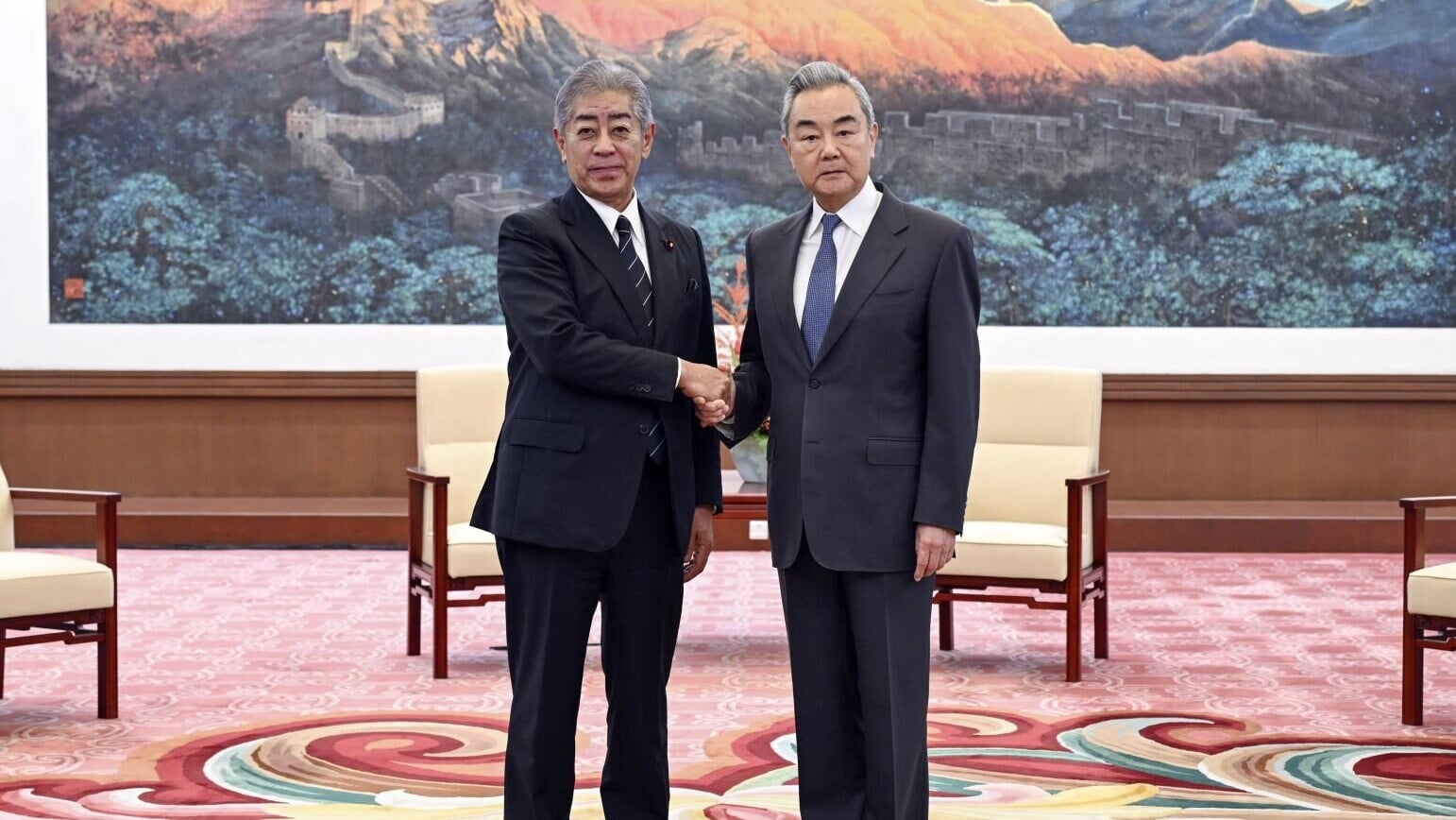 日本前外相岩屋毅（左）上月赴北京與外長王毅（右）會面。（圖／新華社）