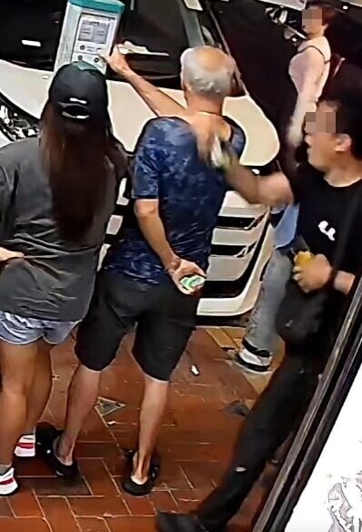 四眼男突然喝罵:「X你老X而家?」、「係咪撩交打?」、「阻住唔畀人入錶」。(FB/車cam L(香港群組))