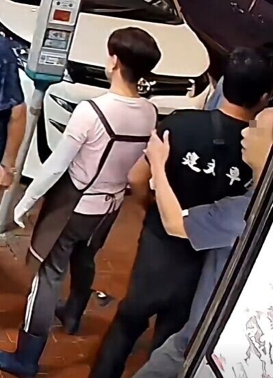 「排骨仔」突然入鏡,以溫和態度向各人勸交。(FB/車cam L(香港群組))