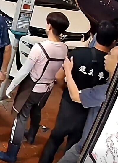 「排骨仔」突然入鏡,以溫和態度向各人勸交。(FB/車cam L(香港群組))