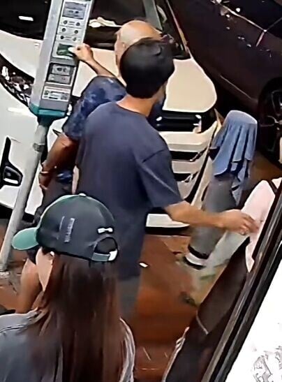 「排骨仔」穿梭於白髮男、四眼男與圍裙女之間輕搭膊頭以緩解緊張氣氛,最終成功平息事件。(FB/車cam L(香港群組))