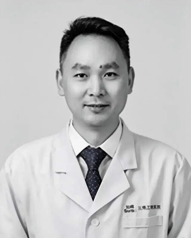 年僅44歲的醫院副院長吳德均,不幸在車禍後墜崖size31 w640 h799