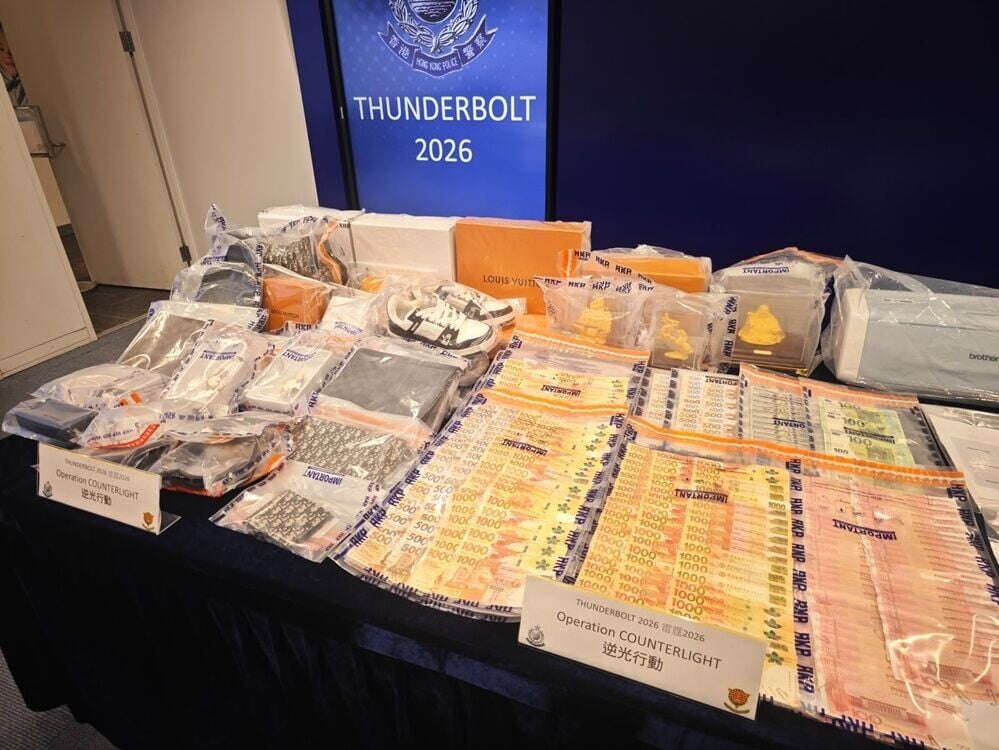 警方檢獲多種賭具,並有製造非法證件工具、放高利貸紀錄、手表、大量現金等。(警方圖片)