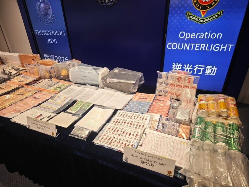 警方檢獲多種賭具,並有製造非法證件工具、放高利貸紀錄、手表、大量現金等。(警方圖片)