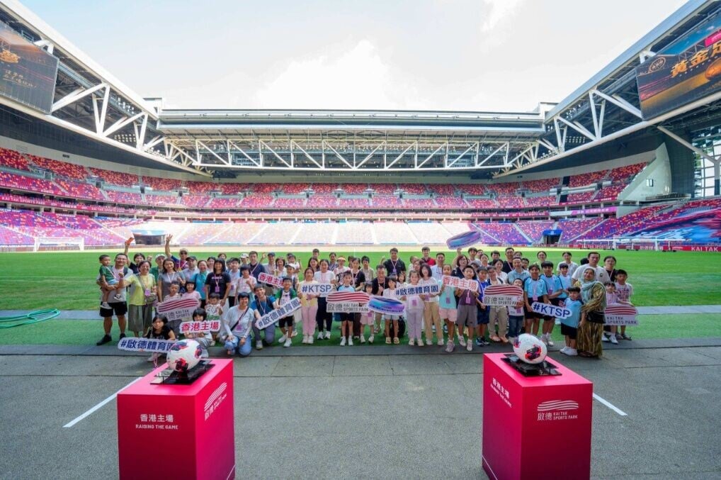 近200名來自啟德簡約公屋的家庭、啟德區浸信會天虹小學及聖公會聖匠小學的師生及家長獲邀參與導賞團。(啟德體育園)