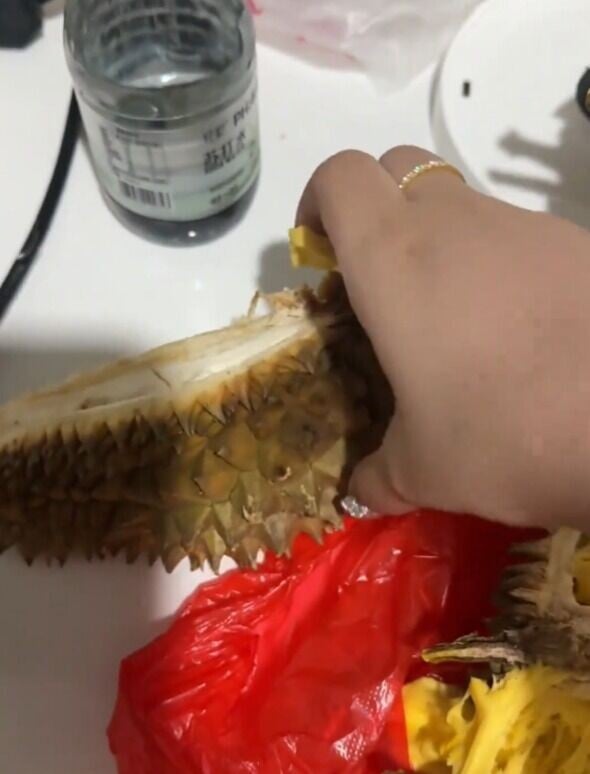 浙江一名女子日前花38元人民幣(約181元新台幣)買榴槤,卻買到假貨