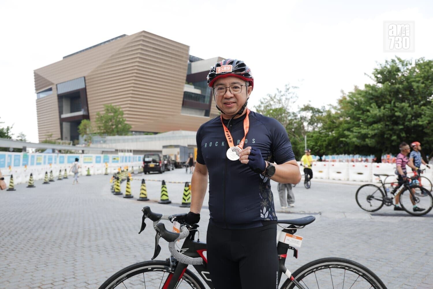 鄧先生指中九龍繞道路段「落又斜、上又斜」,增加挑戰性。(吳康琦攝)