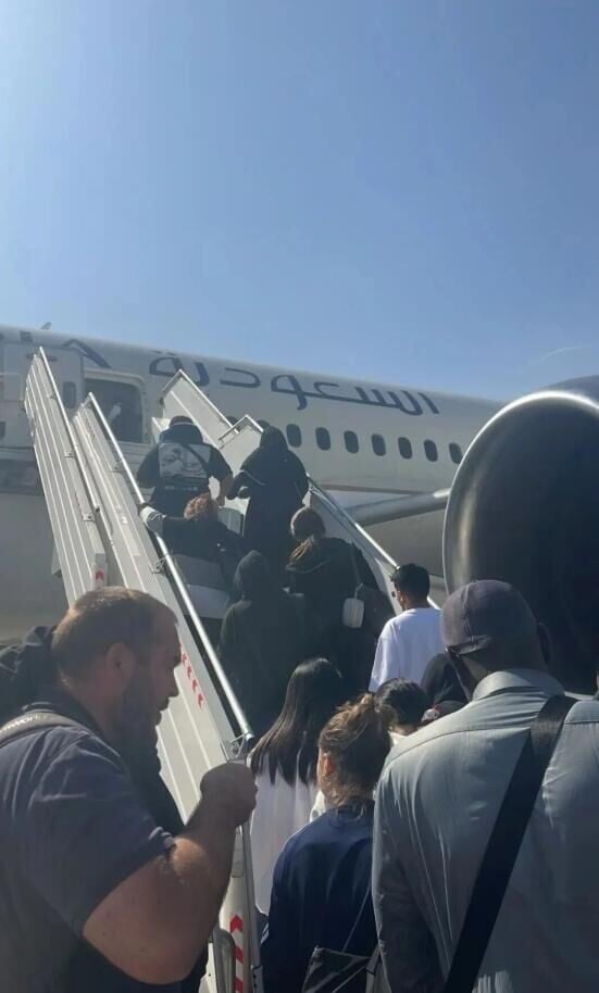 利雅德機場航班嚴重延誤,乘客上機後又落機