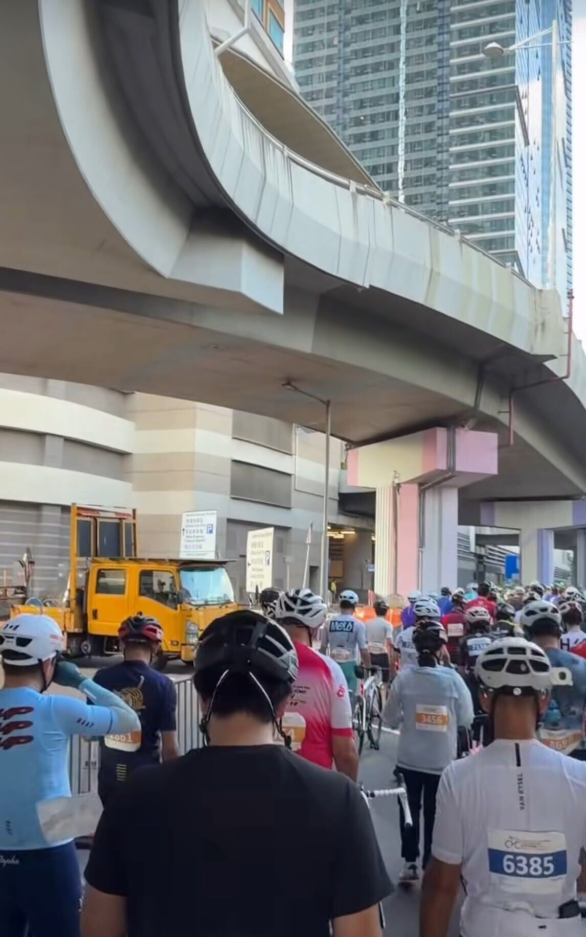 有車手反映要推車到終點。(Threads影片截圖)