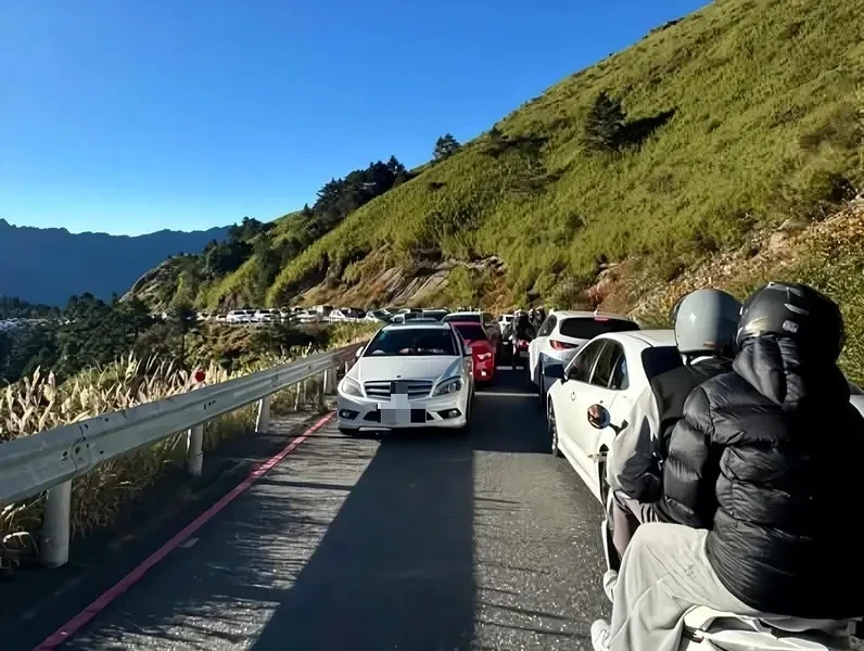 有車主將車停在上山唯一道路中間後消失,導致後方約200部汽車受影響(oceanstar0730授權提供)