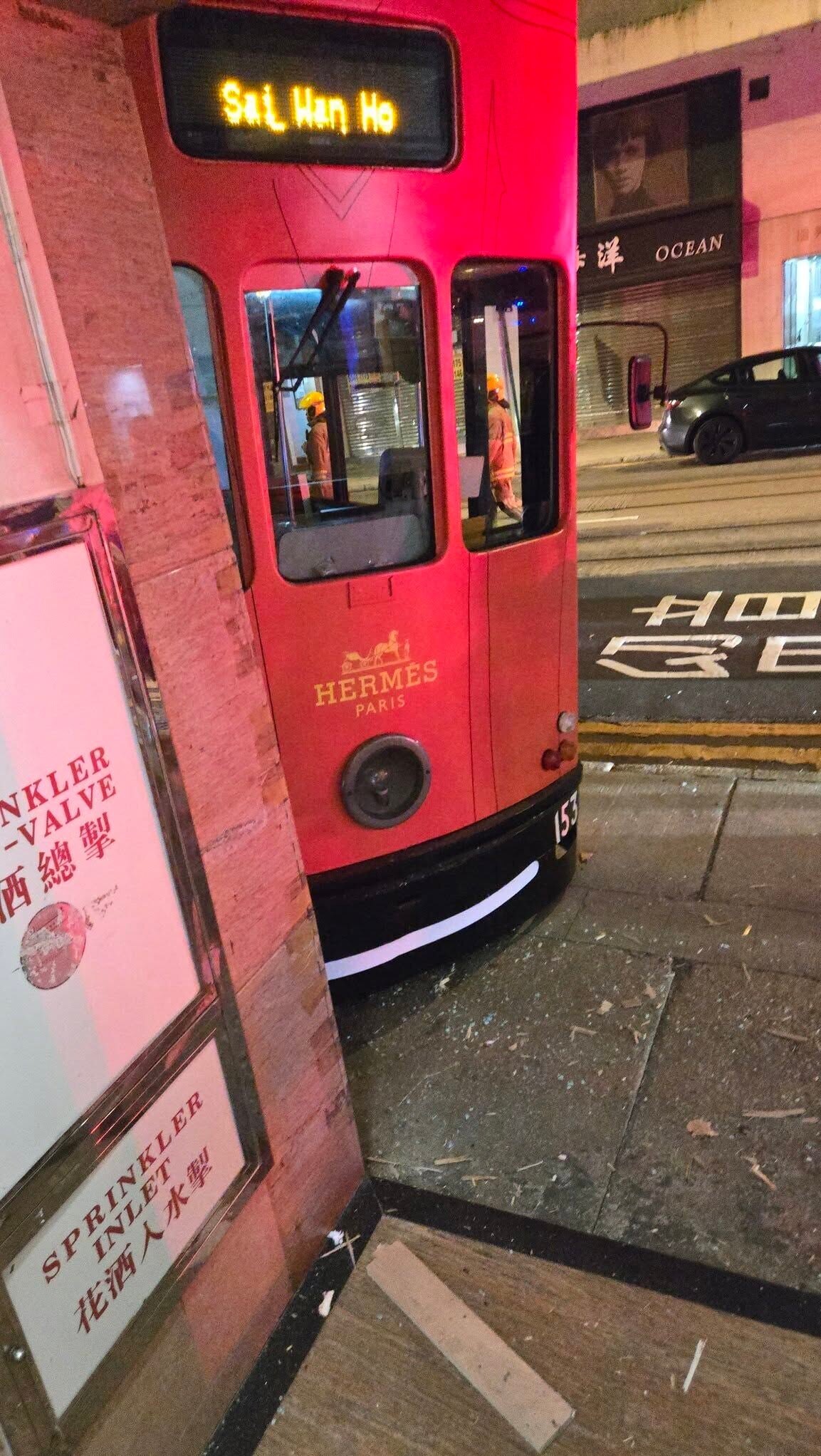 筲箕灣東大街一輛電車轉彎期間懷疑失控出軌,近半個車廂衝上行人路並撞向路旁一間地舖,毀爛店舖招牌,現場架空電纜懷疑鬆脫。(筲箕灣西灣河關注組FB)