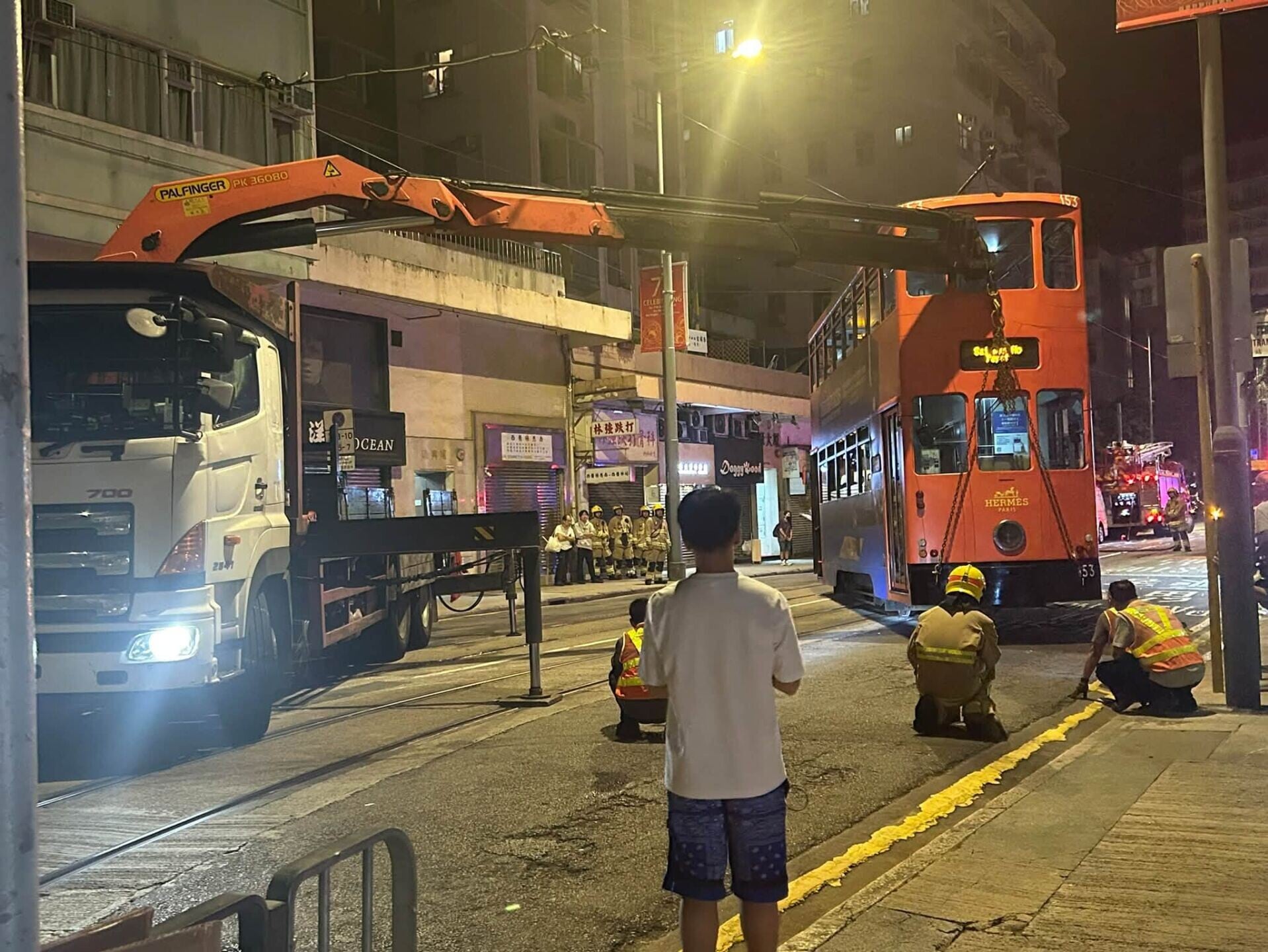筲箕灣東大街一輛電車轉彎期間懷疑失控出軌,近半個車廂衝上行人路並撞向路旁一間地舖,毀爛店舖招牌,現場架空電纜懷疑鬆脫。(筲箕灣西灣河關注組FB)