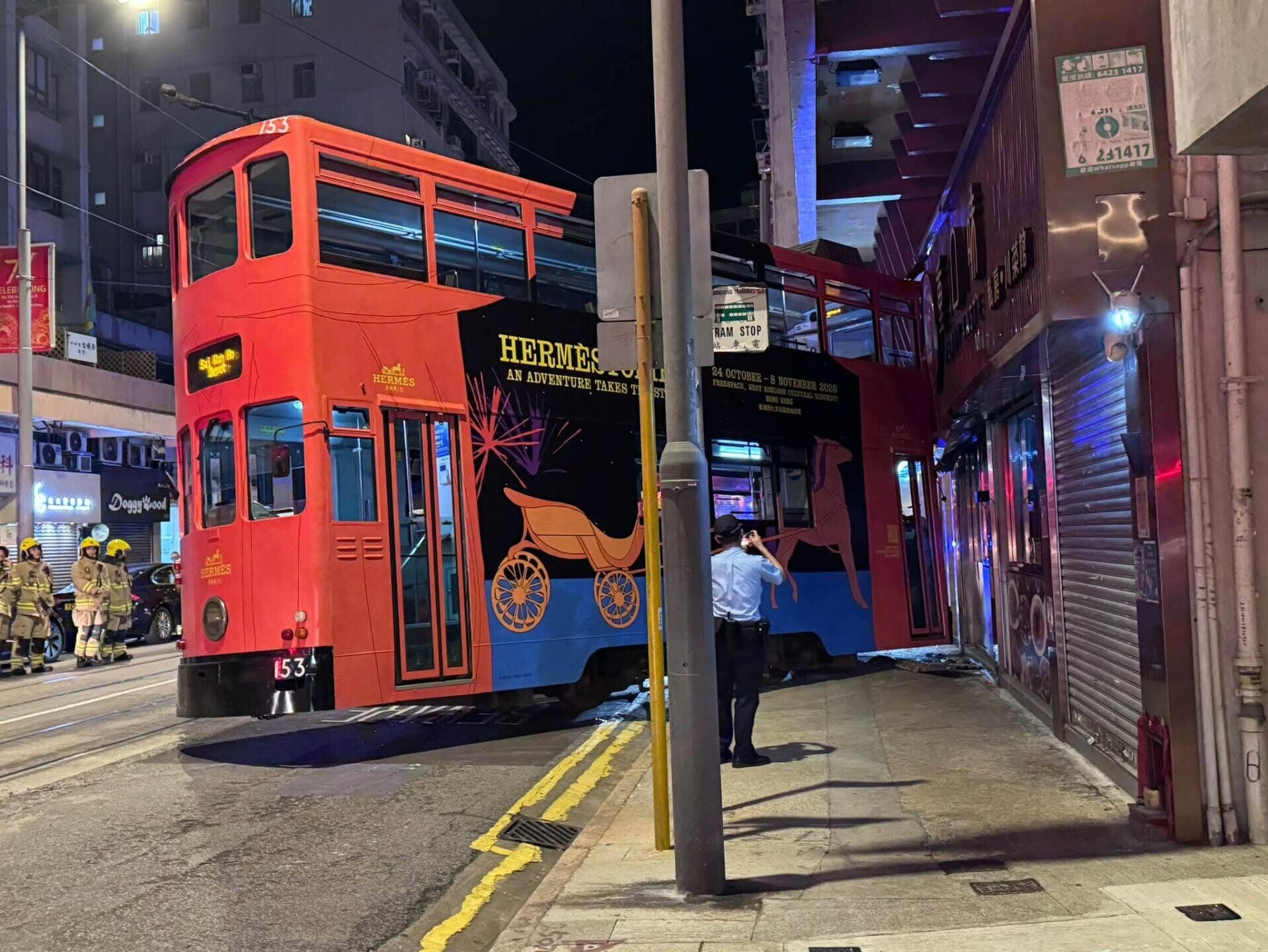 筲箕灣東大街一輛電車轉彎期間懷疑失控出軌,近半個車廂衝上行人路並撞向路旁一間地舖,毀爛店舖招牌,現場架空電纜懷疑鬆脫。(筲箕灣西灣河關注組FB)