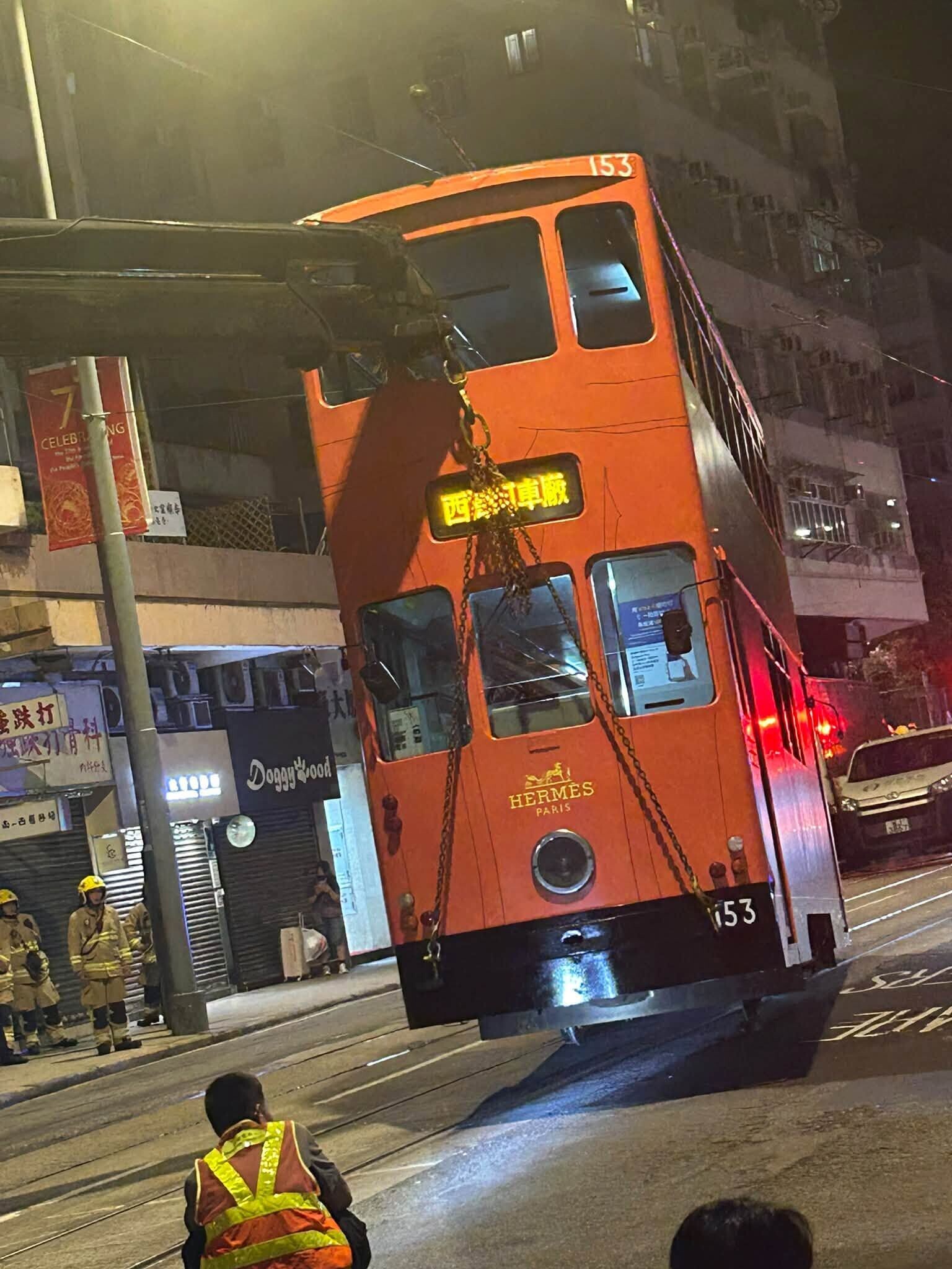 筲箕灣東大街一輛電車轉彎期間懷疑失控出軌,近半個車廂衝上行人路並撞向路旁一間地舖,毀爛店舖招牌,現場架空電纜懷疑鬆脫。(筲箕灣西灣河關注組FB)