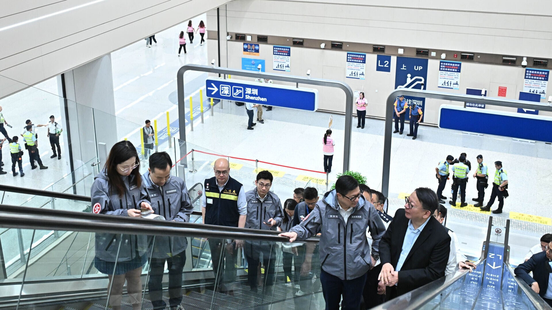 政務司司長陳國基、保安局局長鄧炳強早上抵達口岸，視察整體運作情況。