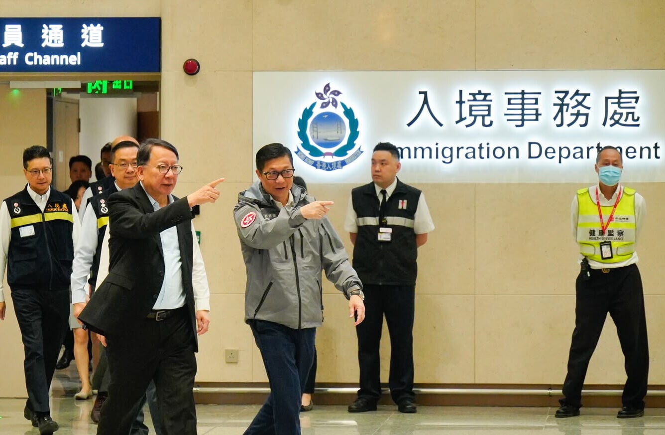 政務司司長陳國基、保安局局長鄧炳強早上抵達口岸,視察整體運作情況。