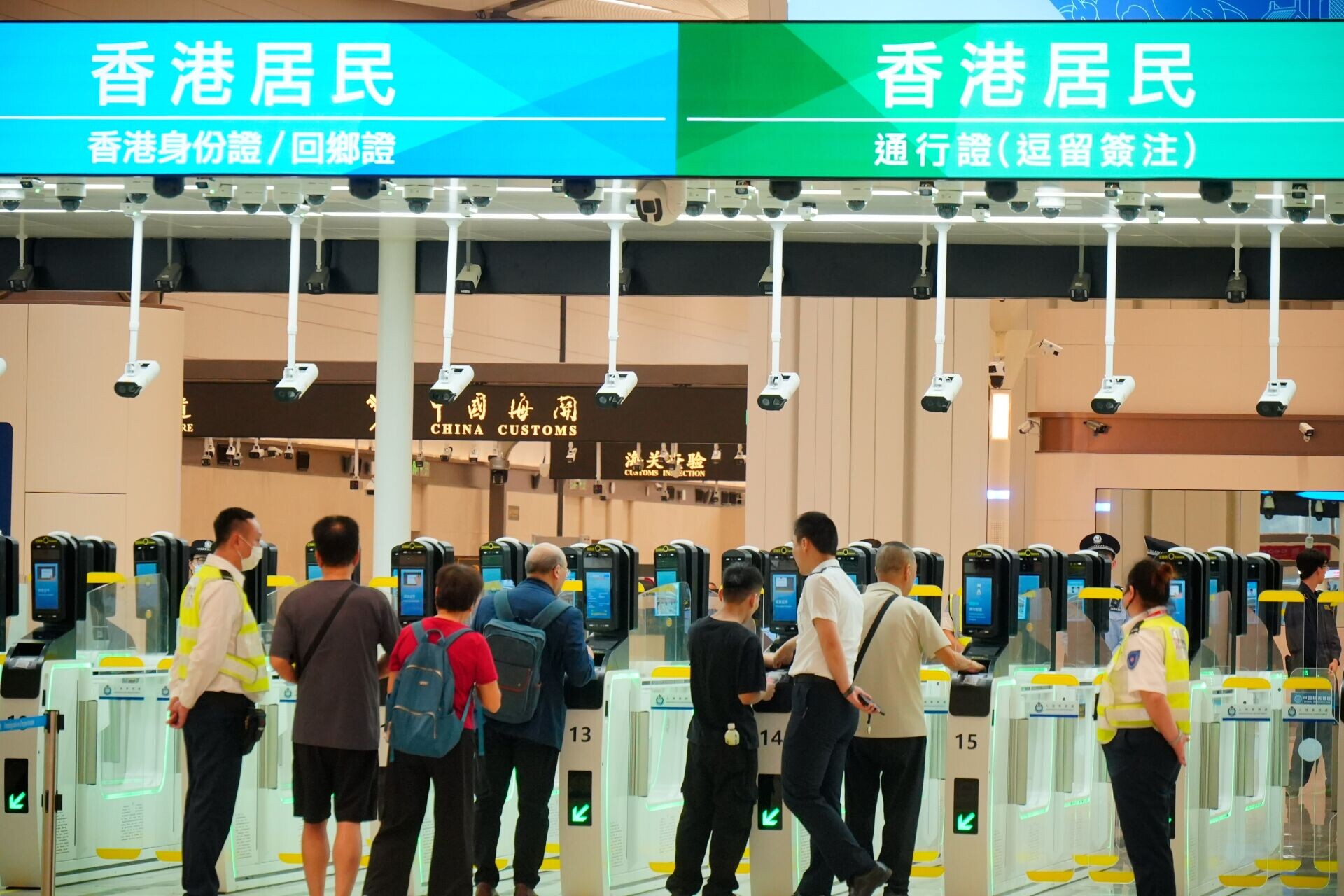 新皇崗口岸在早上6時30分正式啟用,實施「一地兩檢」安排及「合作查驗、一次放行」全新通關模式。