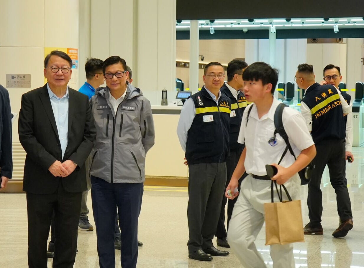 政務司司長陳國基、保安局局長鄧炳強早上抵達口岸,視察整體運作情況。