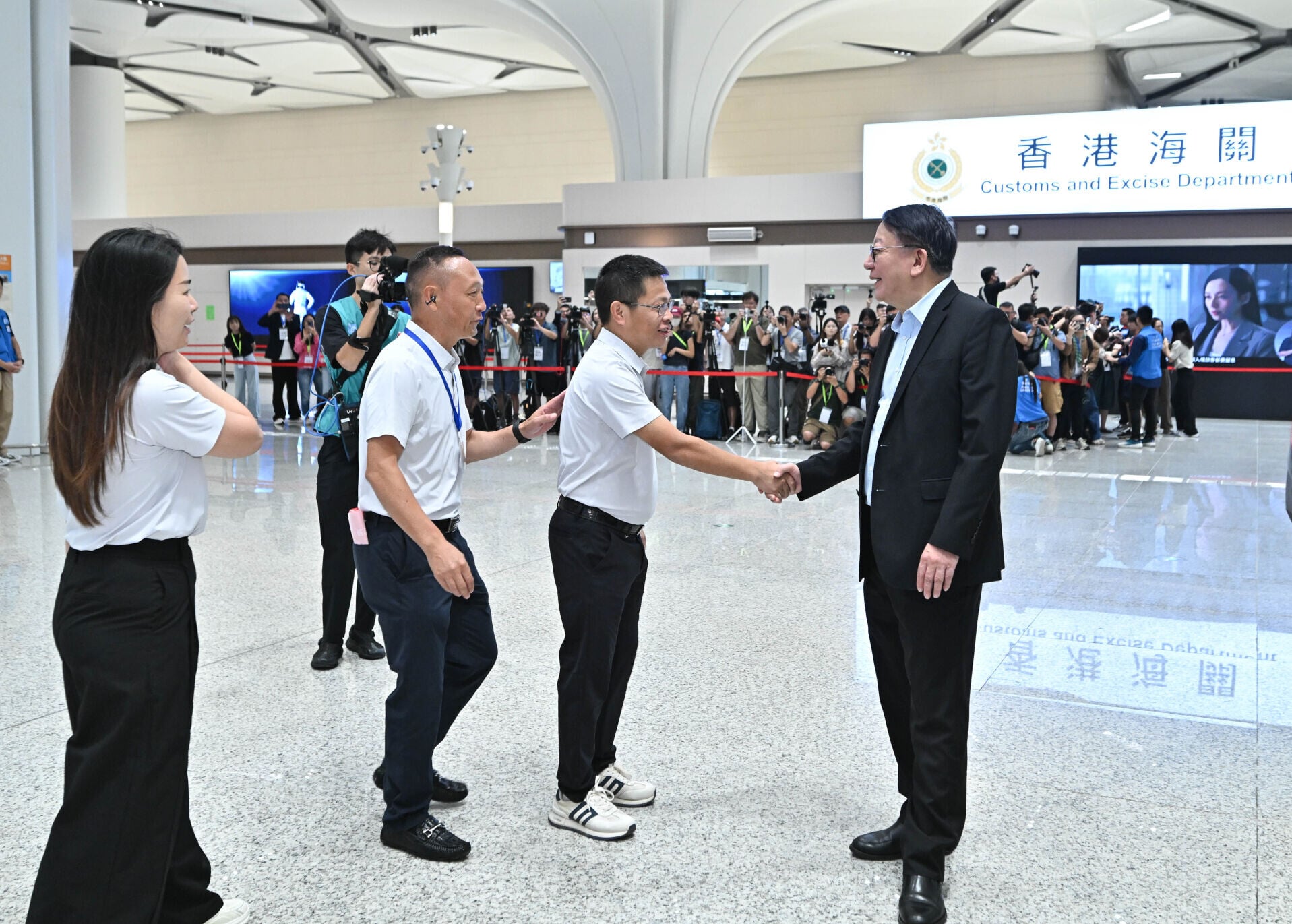政務司司長陳國基、保安局局長鄧炳強早上抵達口岸,視察整體運作情況。(政府新聞處)
