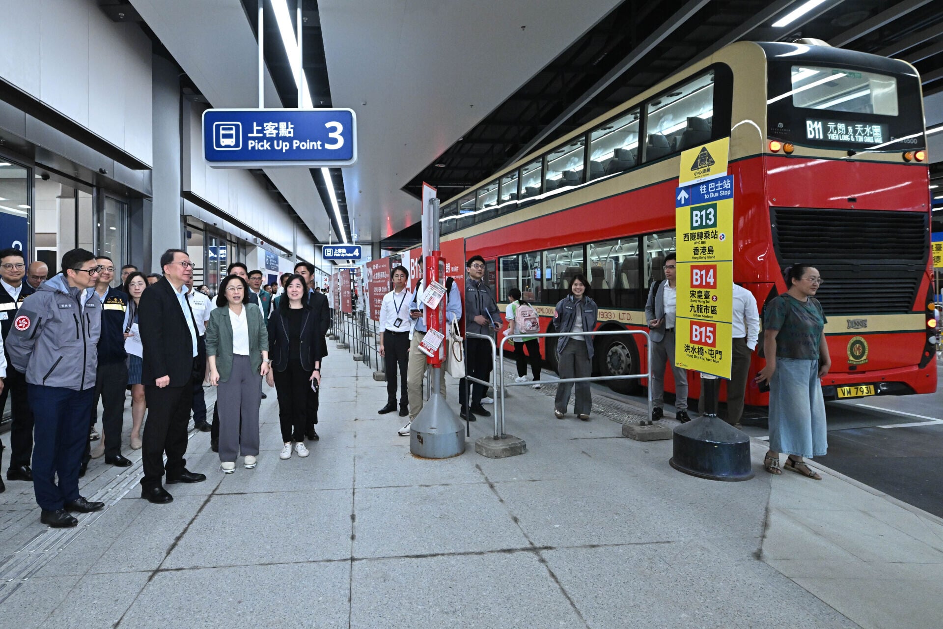 政務司司長陳國基、保安局局長鄧炳強早上抵達口岸,視察整體運作情況。(政府新聞處)
