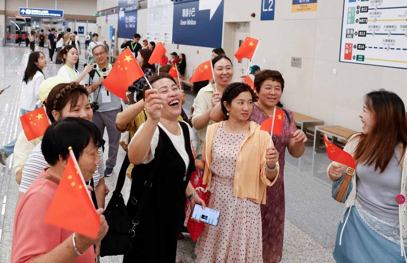 新皇崗口岸在早上6時30分正式啟用,實施「一地兩檢」安排及「合作查驗、一次放行」全新通關模式。(中通社)