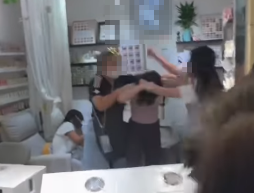 旺角中心商場一樓一間美甲店有3名女子大打出手(Threads)