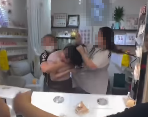 旺角中心商場一樓一間美甲店有3名女子大打出手(Threads)