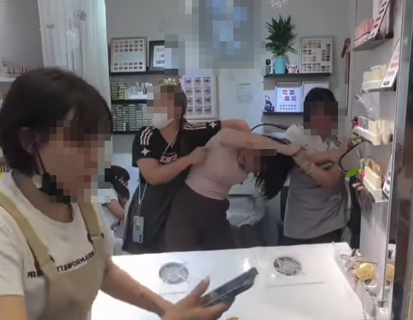 旺角中心商場一樓一間美甲店有3名女子大打出手(Threads)
