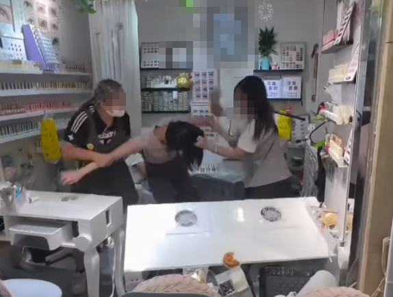 旺角中心商場一樓一間美甲店有3名女子大打出手(Threads)