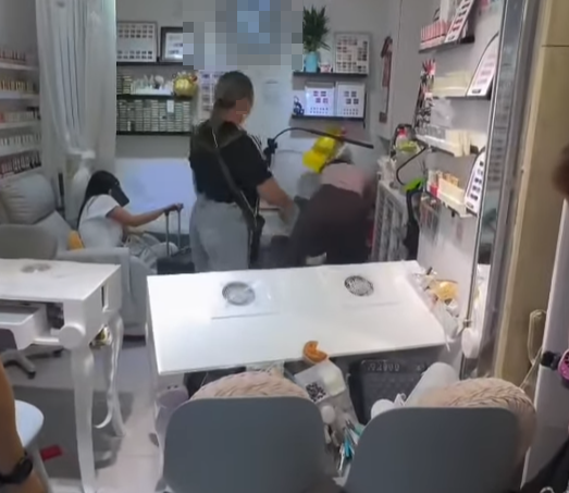 旺角中心商場一樓一間美甲店有3名女子大打出手(Threads)
