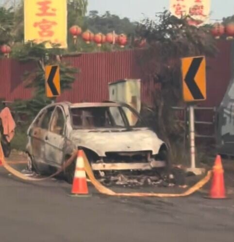 警方勘查現場時發現,車尾有明顯燒損痕跡,初步估計起火點位於車尾,不排除與油缸有關