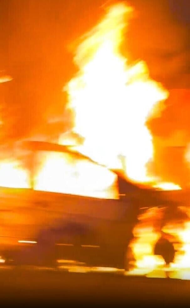 昨日(10月12日),台中市北屯區發生命案。一輛汽車疑似發生車禍後起火燃燒