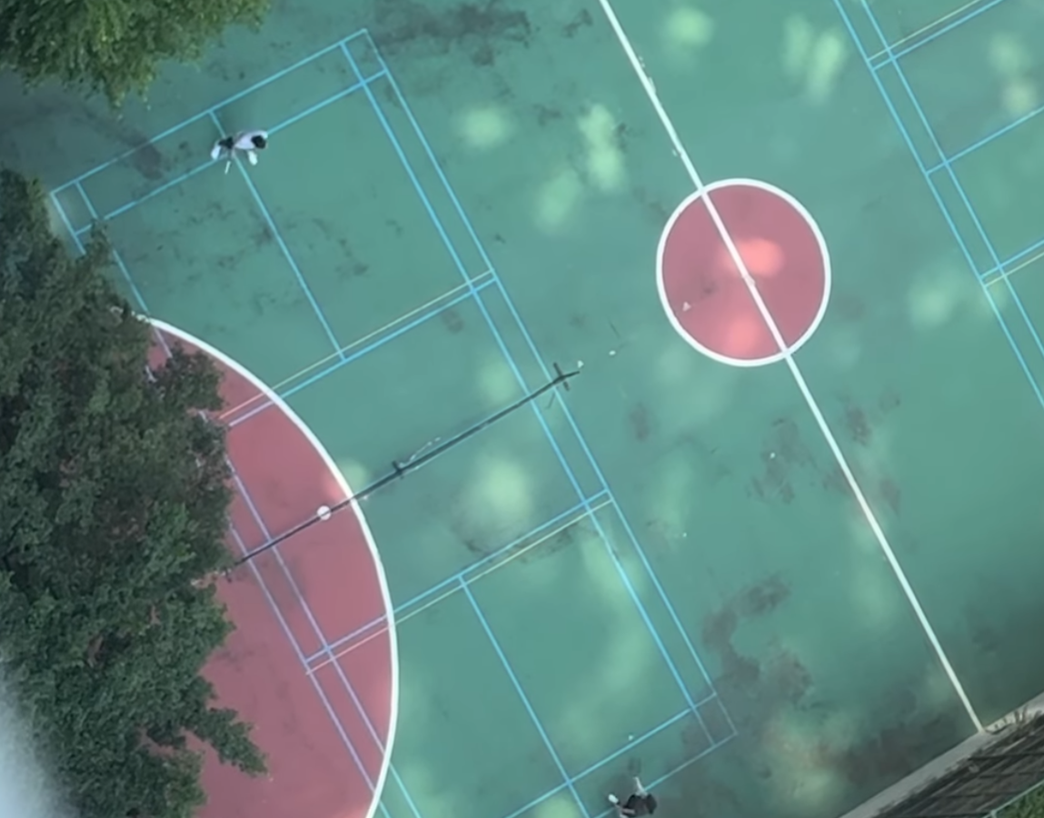 事主居所樓下硬地足球場有一男一女在打匹克球Pickleball,居於三十多樓位置拍下影片可清楚聽到擊球聲音,他狠批擾民被嘈醒,苦不堪言。(Threads)