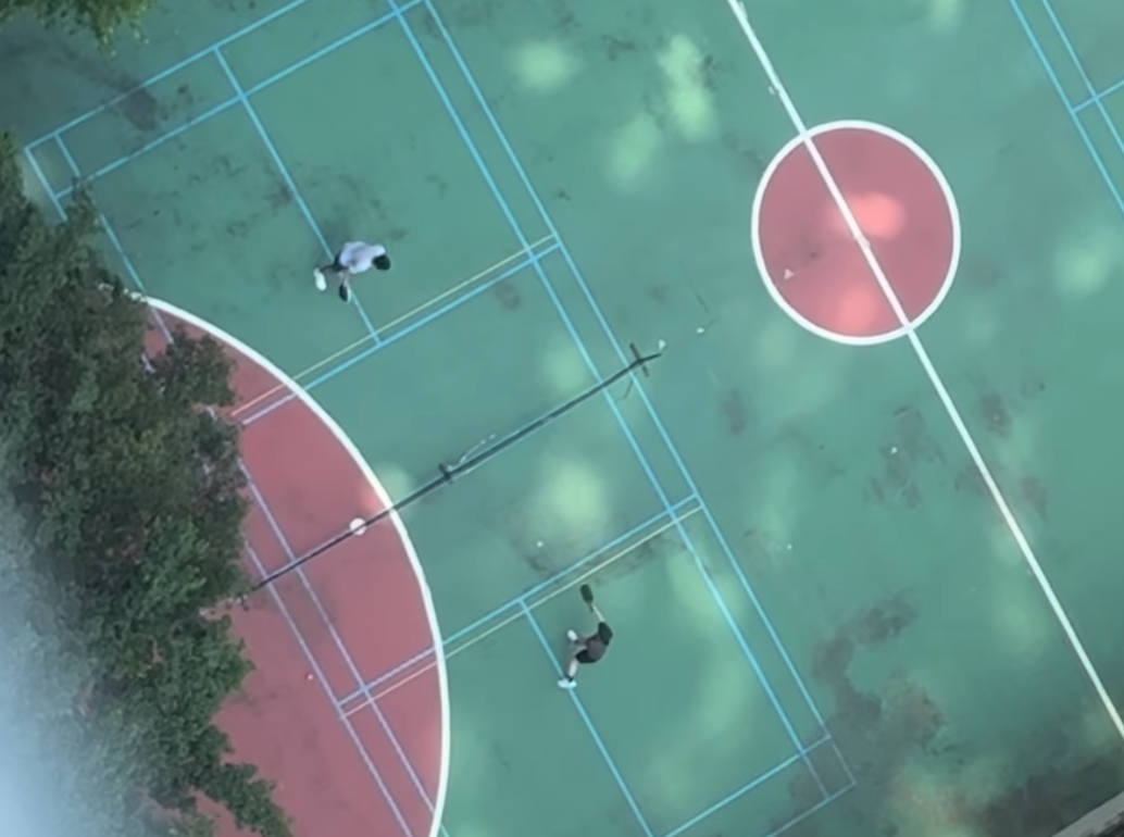 事主居所樓下硬地足球場有一男一女在打匹克球Pickleball,居於三十多樓位置拍下影片可清楚聽到擊球聲音,他狠批擾民被嘈醒,苦不堪言。(Threads)