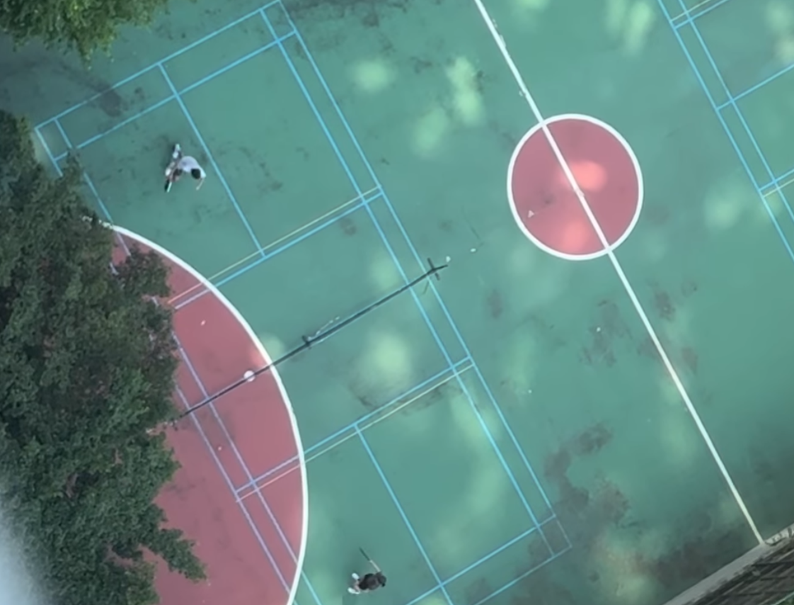 事主居所樓下硬地足球場有一男一女在打匹克球Pickleball,居於三十多樓位置拍下影片可清楚聽到擊球聲音,他狠批擾民被嘈醒,苦不堪言。(Threads)