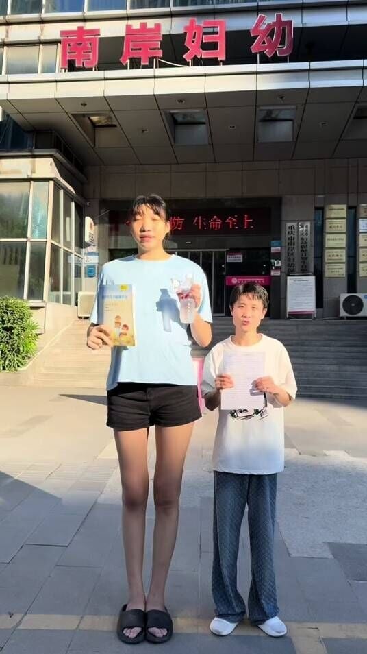 2.2米巨人女網紅小玥與1.68米男友拍「最萌身高差」影片走紅