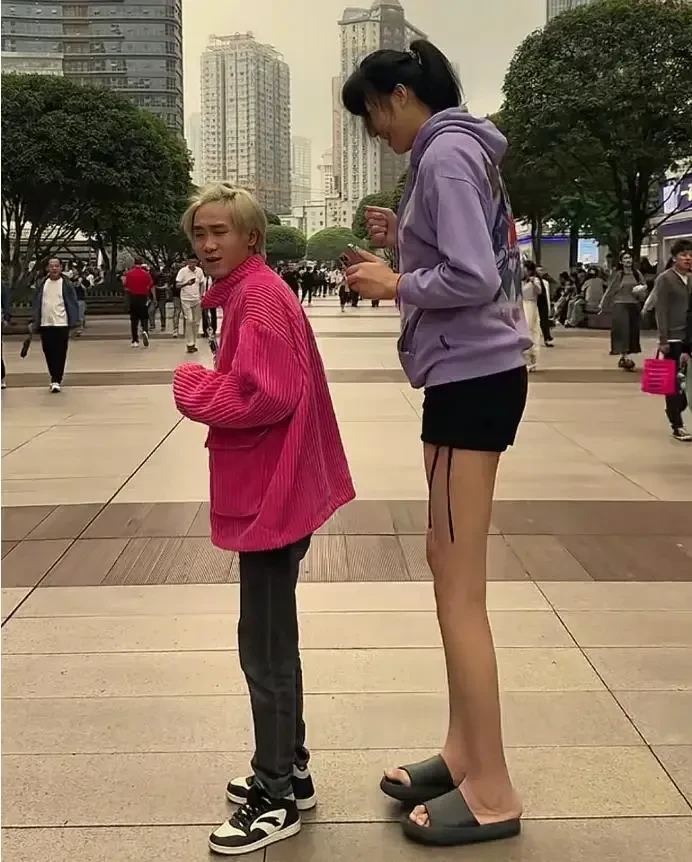 2.2米巨人女網紅小玥與1.68米男友拍「最萌身高差」影片走紅