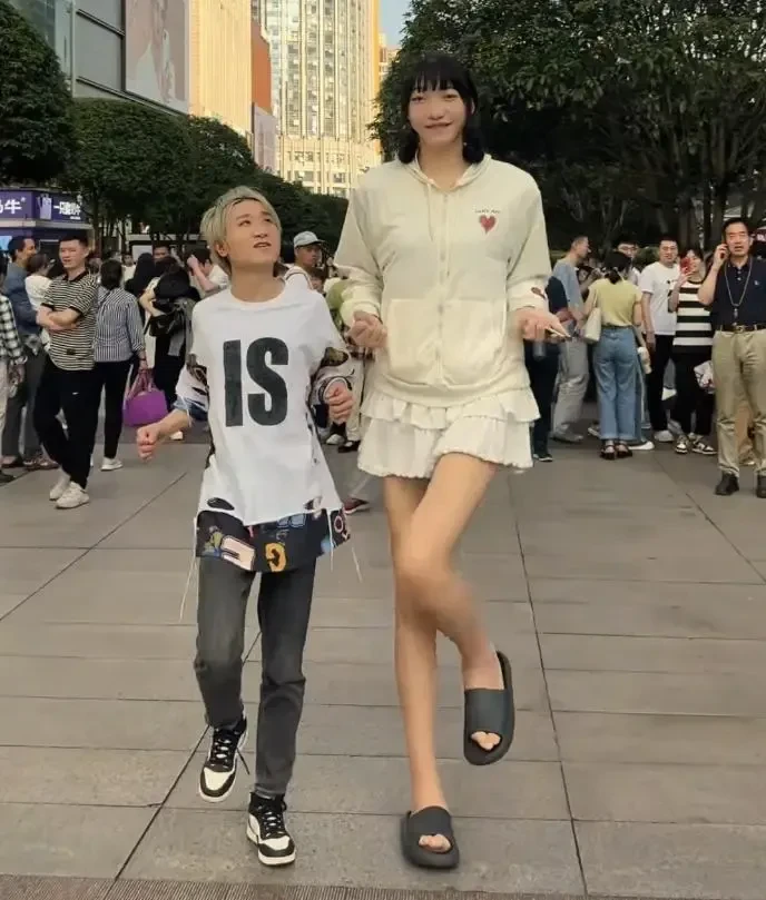 2.2米巨人女網紅小玥與1.68米的男朋友梓浩,身高相差52厘米